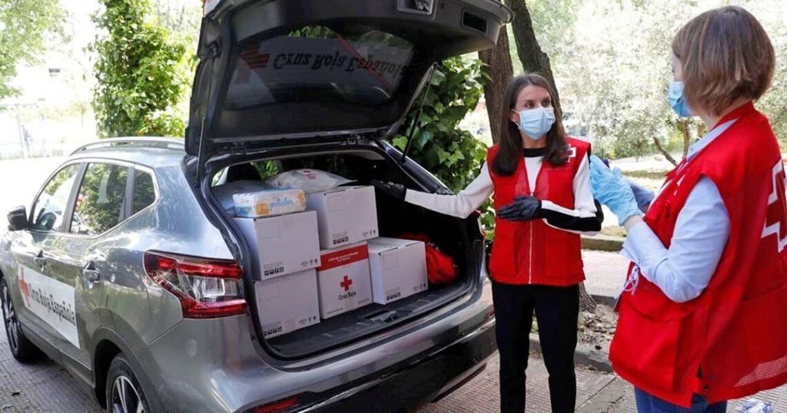 Reina Letizia ayudando a la Cruz Roja
