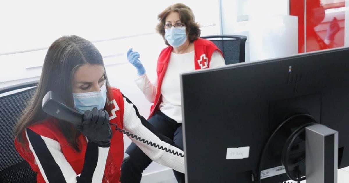 Reina Letizia ayudando a la Cruz Roja