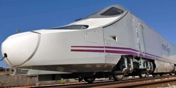 Billetes Renfe Ave./ Foto de Canva