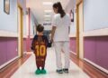 Convierten las camisetas de Messi, Griezzman y Sergio Ramos en batas de hospital para niños