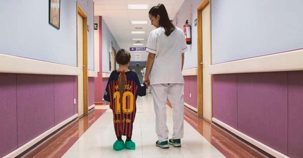 Convierten las camisetas de Messi, Griezzman y Sergio Ramos en batas de hospital para niños