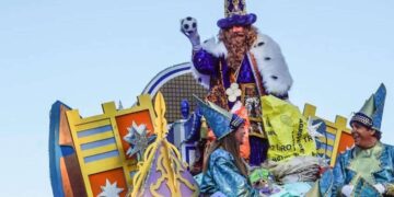 Rey lanzando jamón ibérico cabalgata de Reyes Magos en Estella del Marqués