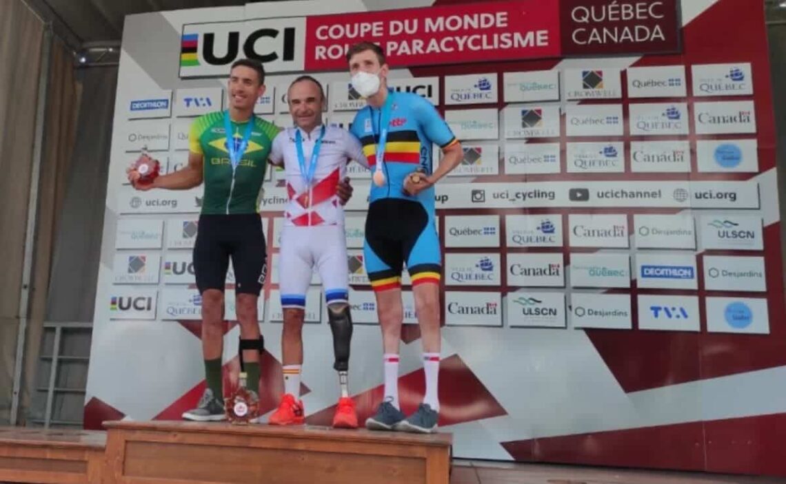 Ricardo Ten celebra su medalla de oro en el podium de la Copa del Mundo de ciclismo adaptado
