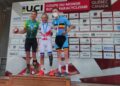Ricardo Ten celebra su medalla de oro en el podium de la Copa del Mundo de ciclismo adaptado