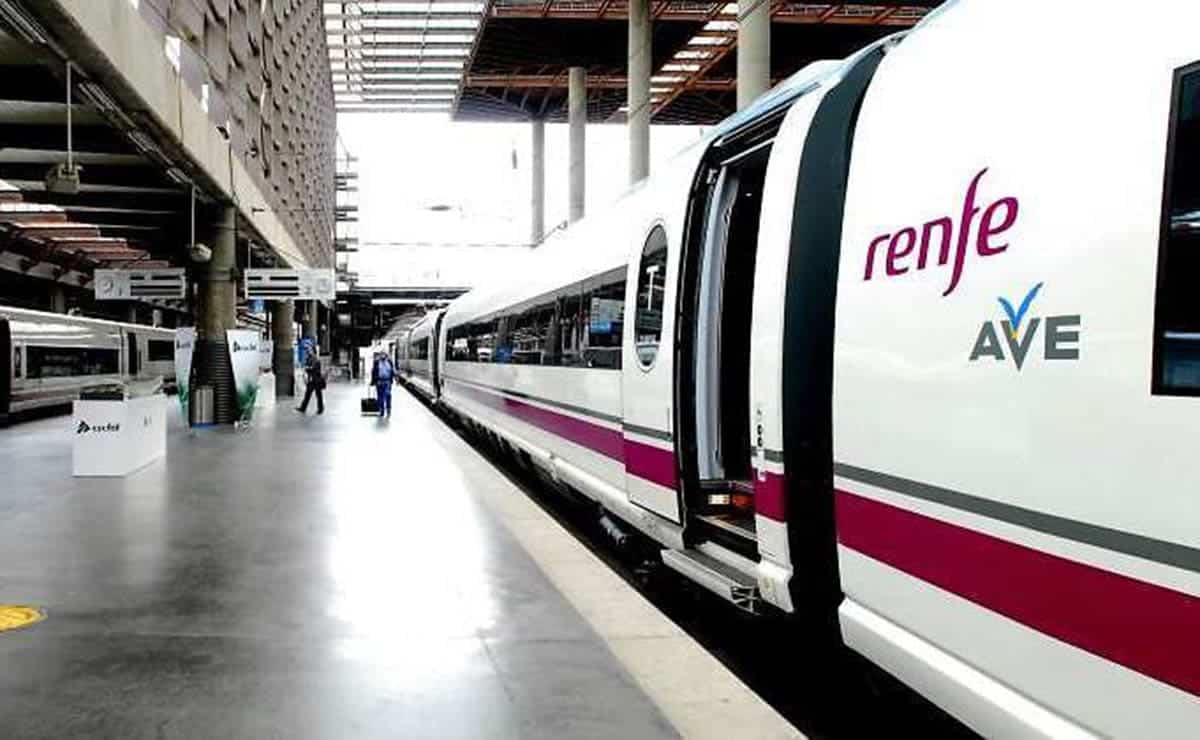 Tren de Renfe estacionado en una estación 