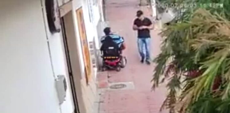 hombre asaltado en silla de ruedas