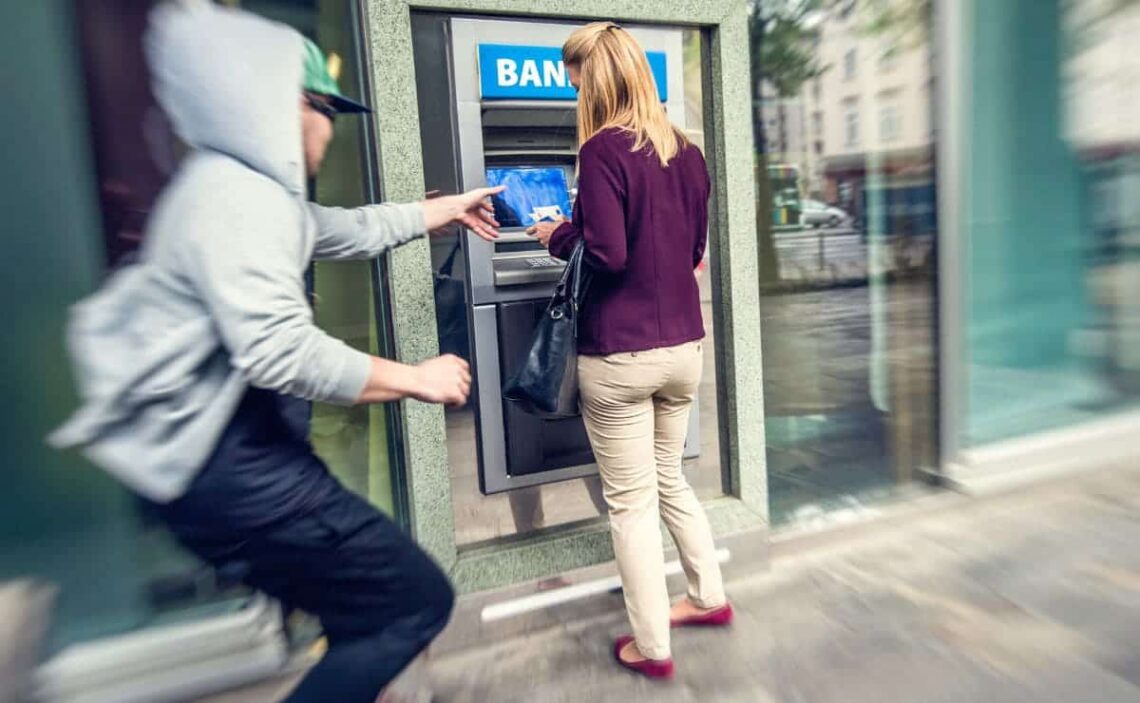 Robo de pensión en cajero automático./ Foto de Canva