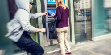 Robo de pensión en cajero automático./ Foto de Canva