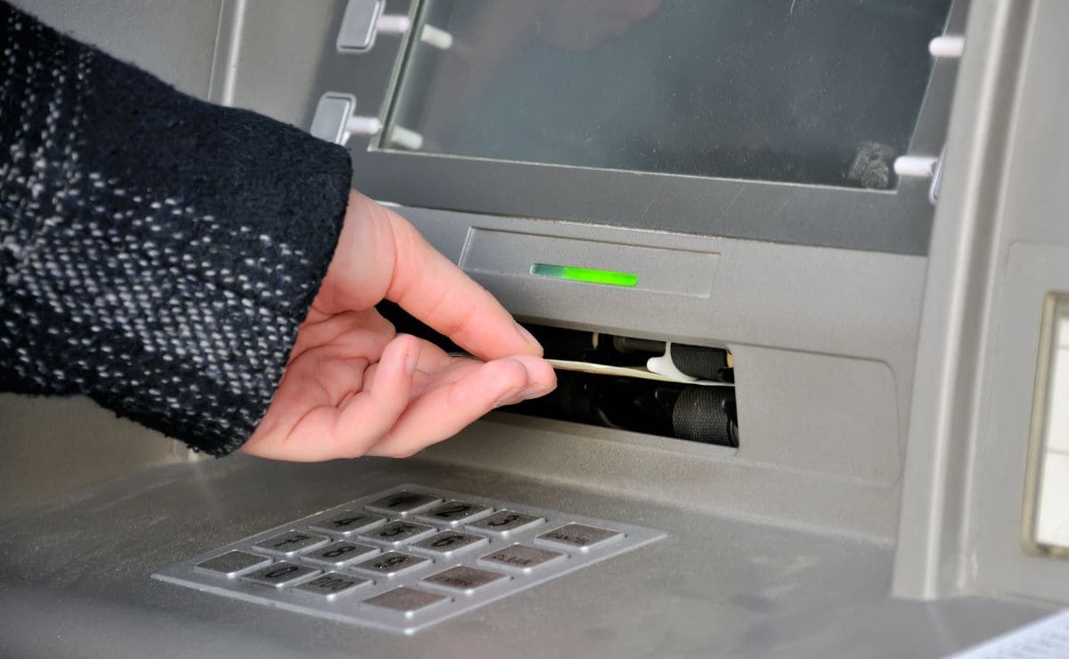 Robo de pensión en cajero automático./ Foto de Canva