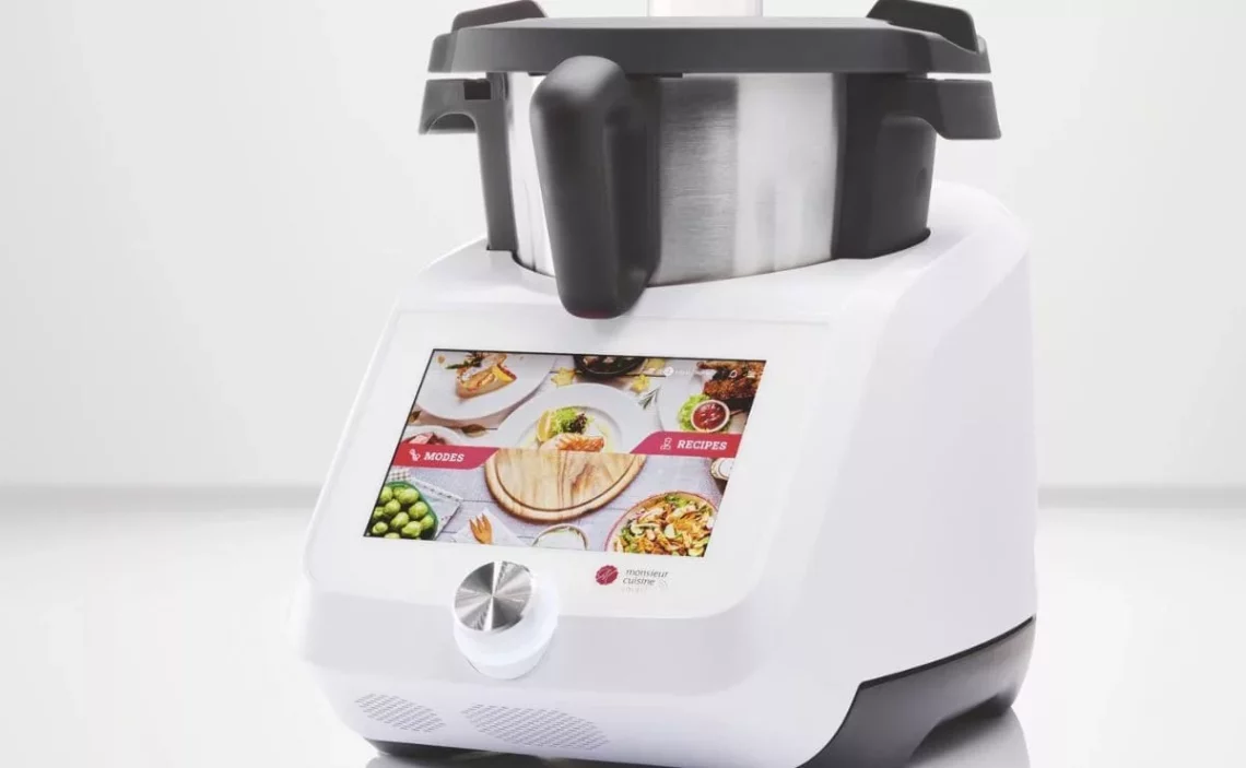 Imagen del innovador Robot de Cocina Monsieur Cuisine Smart de Lidl, un dispositivo de cocina multifuncional con varios accesorios