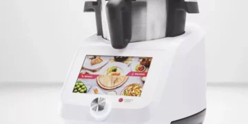 Imagen del innovador Robot de Cocina Monsieur Cuisine Smart de Lidl, un dispositivo de cocina multifuncional con varios accesorios