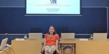 Rocío Herrezuelo Guzmán en la exposición de su TFG