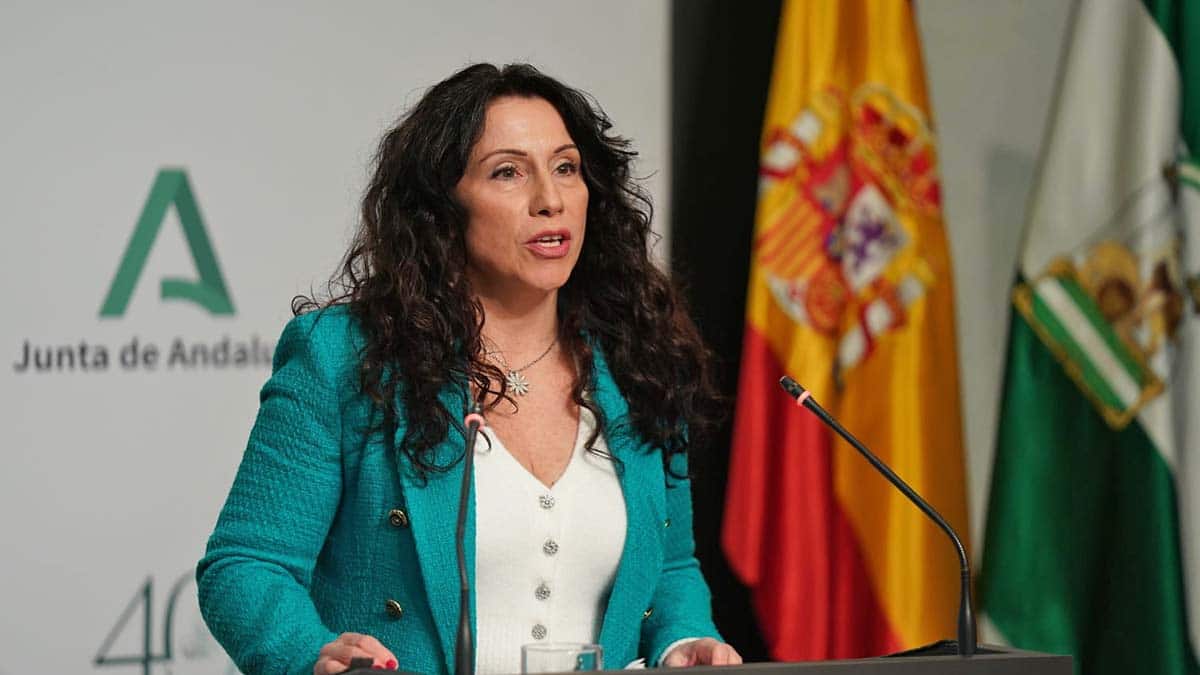 Rocío Ruiz, consejera de Igualdad de la Junta de Andalucía, hablando sobre dependencia