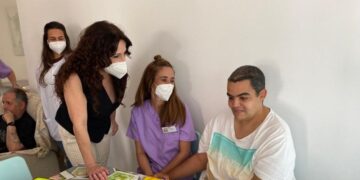 Rocío Ruiz, consejera de la Junta de Andalucía atendiendo a una asociación de personas con discapacidad