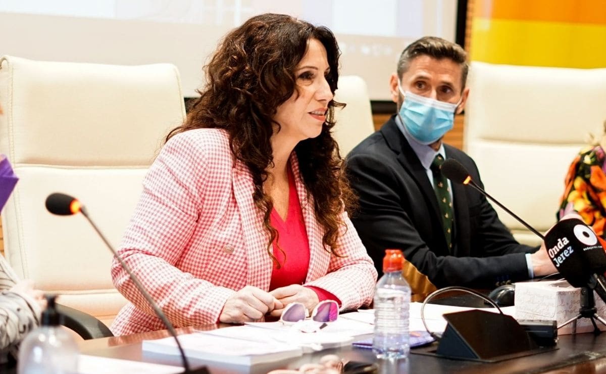 La consejera de la Junta de Andalucía Rocío Ruiz durante una rueda de prensa