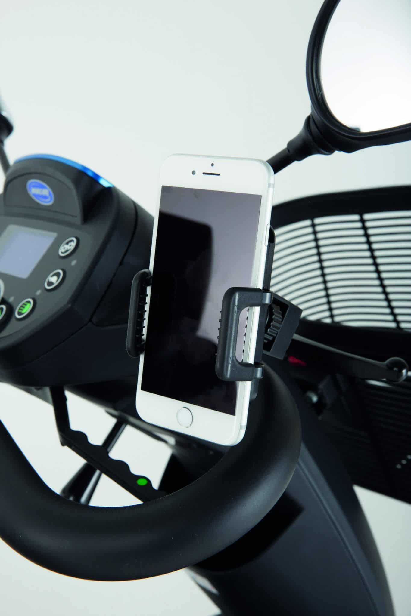 Soporte para movil viajerxs en silla de ruedas.