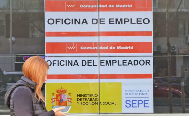 Un grupo de jóvenes denuncia los contratos ilegales en un programa de empleo del SEPE