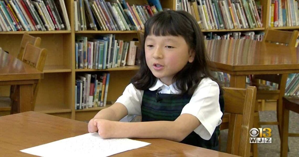 Sara Hinesley was born with no hands and recently won a handwriting contest.