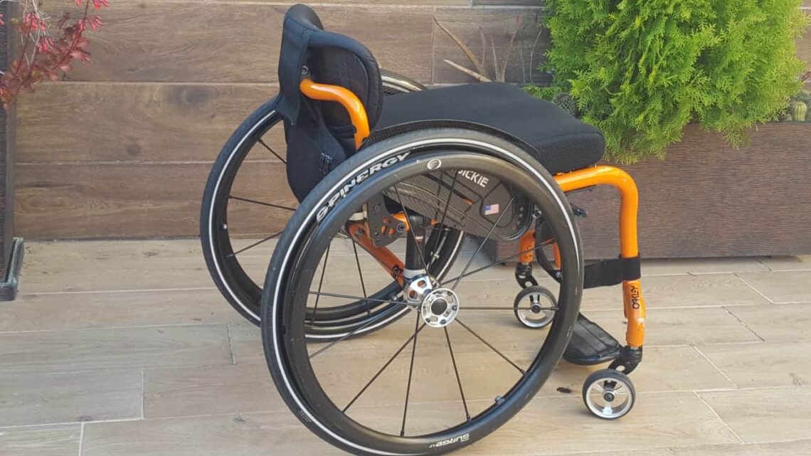 Silla de ruedas naranja