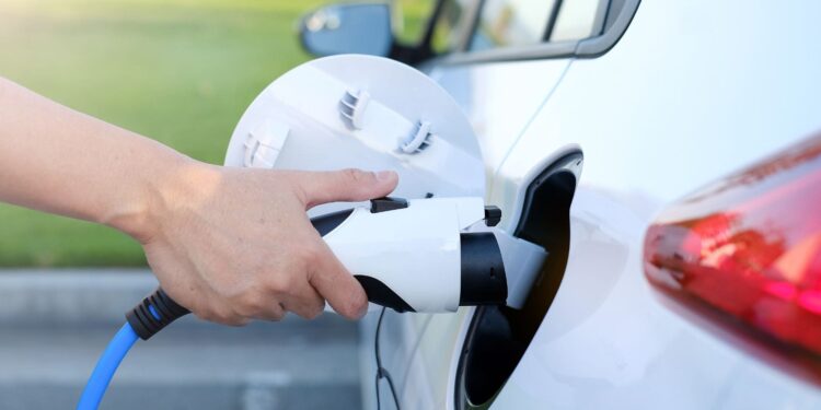 Precio de seguro de coches eléctricos según la OCU