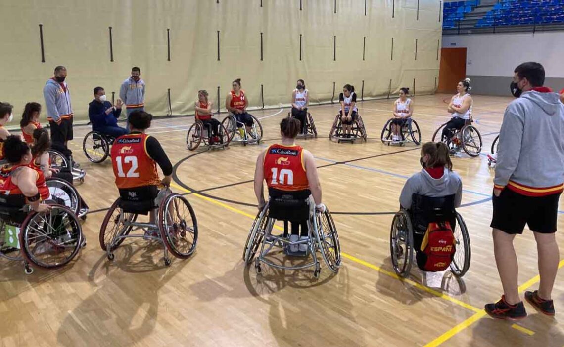 Selección española femenina de baloncesto en silla preparando los Juegos Paralímpicos