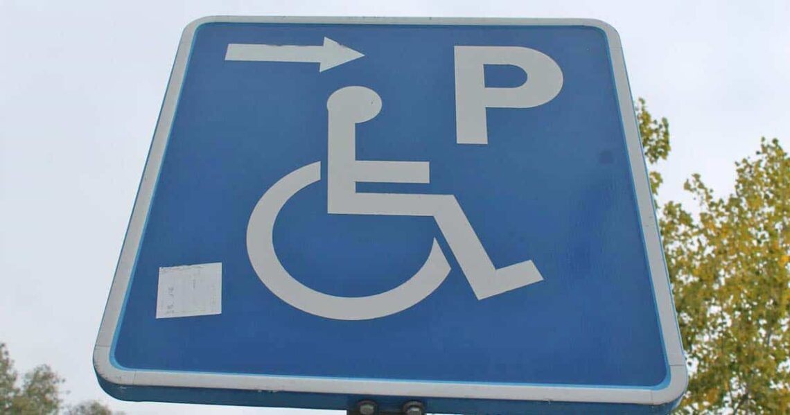 Señal de aparcamiento reservado para personas con movilidad reducida