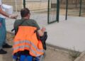 Un campo de fútbol sin accesibilidad impide a un padre ver jugar a su hija