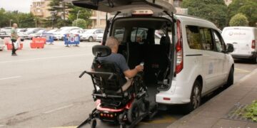 Silla de ruedas subiendo a un Taxi adaptado PMR