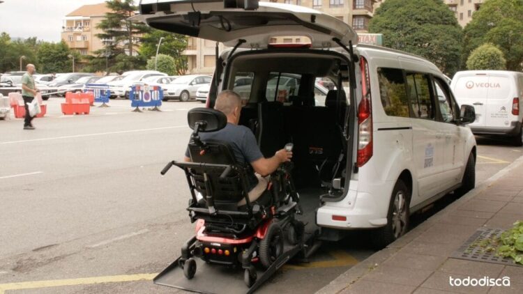 Silla de ruedas subiendo a un Taxi adaptado PMR