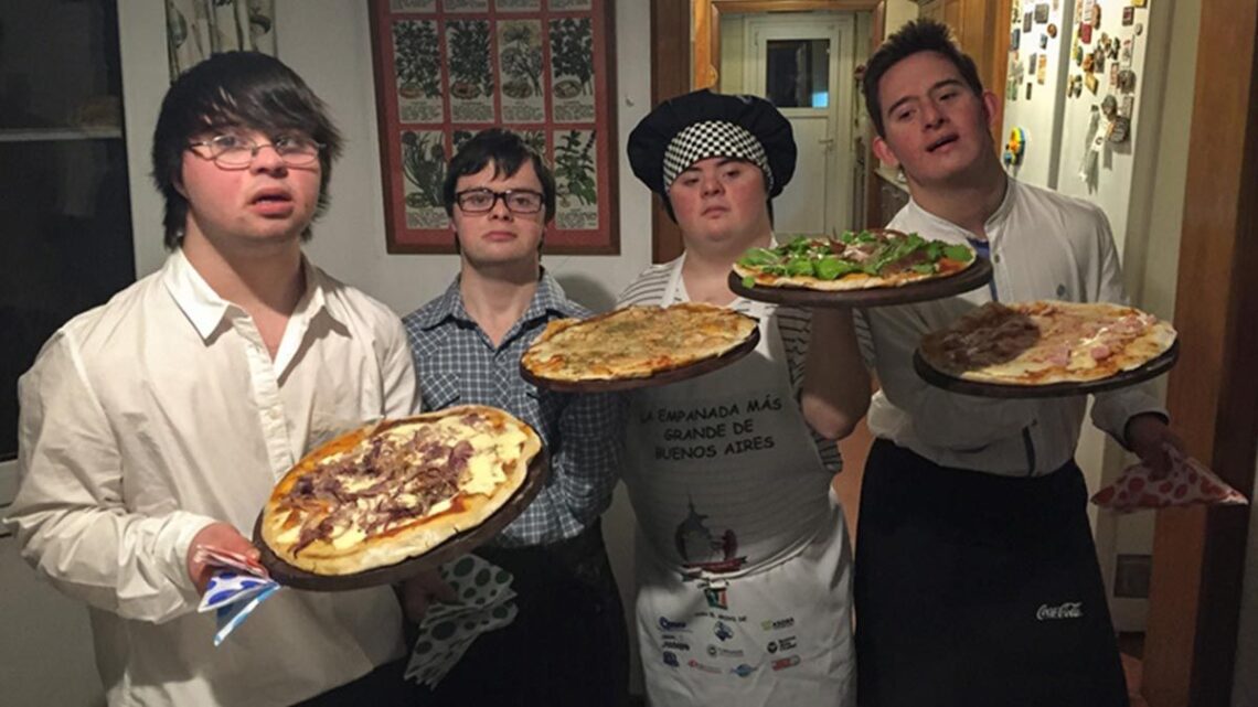 Amigos con síndrome de Down dueños de una pizzería