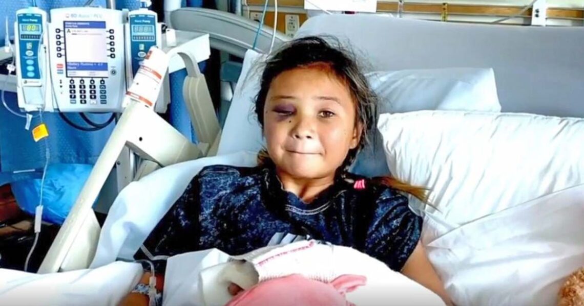 La pequeña Sky Brow en el hospital tras sufrir la caída