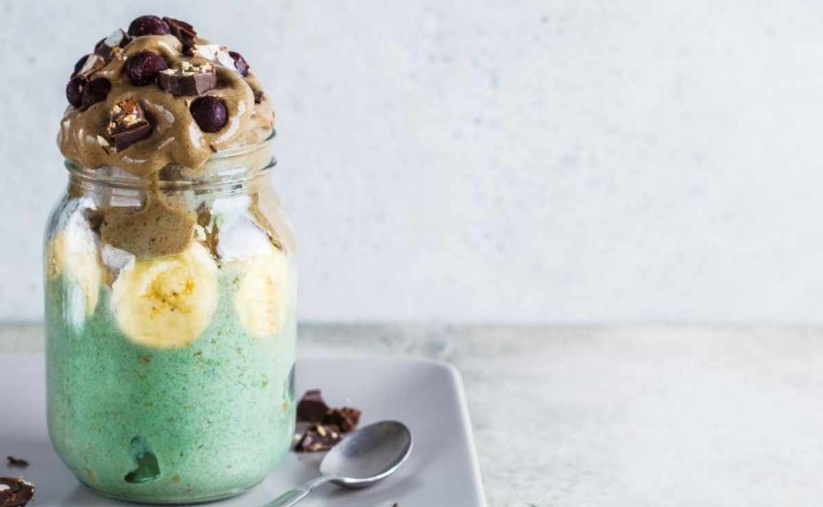 Smoothie de espirulina, crema de almendras y chocolate