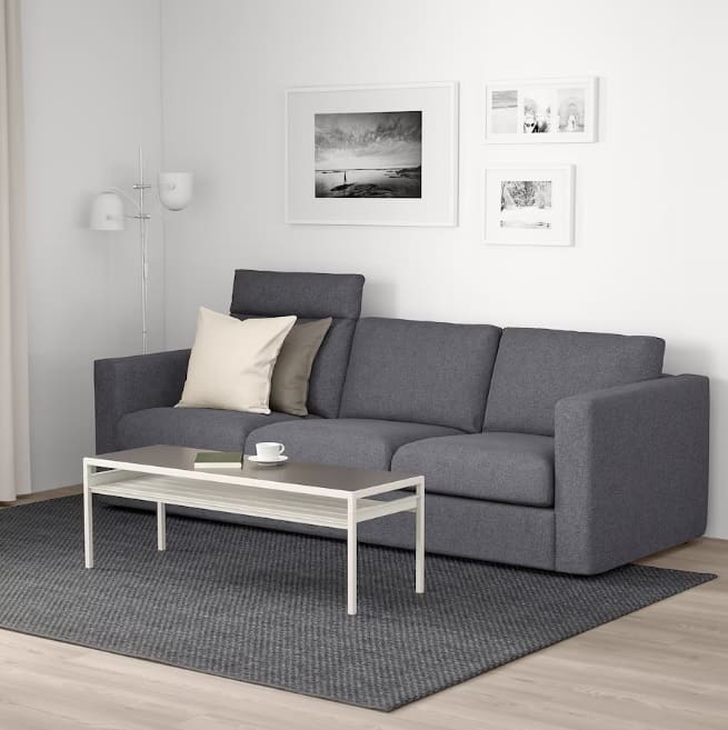 El sofá con reposacabezas de Ikea está disponible en varios colores