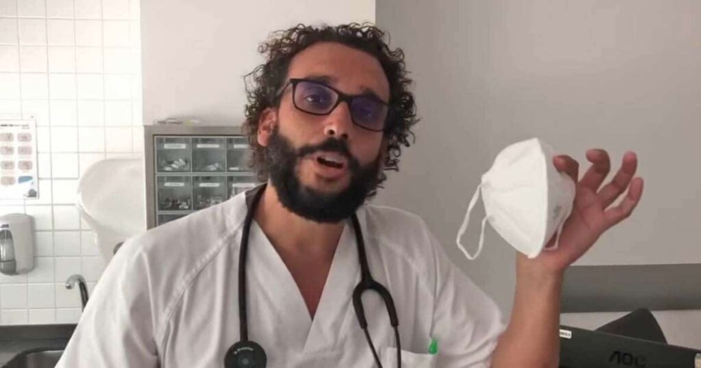 Spiriman mostrando una mascarilla