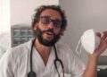 Spiriman mostrando una mascarilla