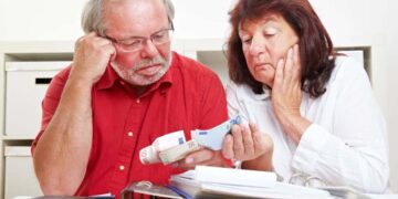 Así puedes ahorrar en tu factura de la luz si eres pensionista