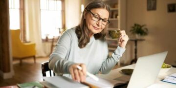 Persona beneficiaria del subsidio para mayores de 52 años./ Licencia Adobe Stock