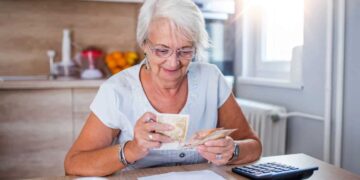 Así puedes ahorrar en tu factura de la luz si eres pensionista