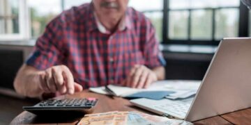 Aviso del SEPE sobre subsidio para mayores de 52 años./ Foto de Canva