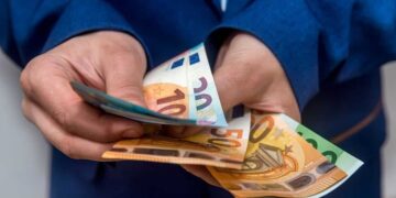 Hombre recibiendo el subsidio en 2023