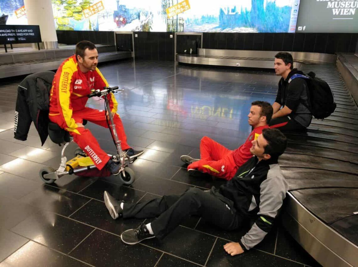 Imagen: twitter @Paralimpicos / Varios integrantes del equipo paralímpico español, esperando las maletas en el aeropuerto de Viena
