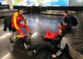 Imagen: twitter @Paralimpicos / Varios integrantes del equipo paralímpico español, esperando las maletas en el aeropuerto de Viena