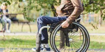 persona en silla de ruedas con discapacidad
