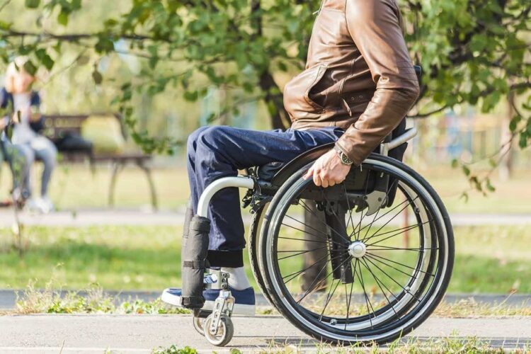 persona en silla de ruedas con discapacidad