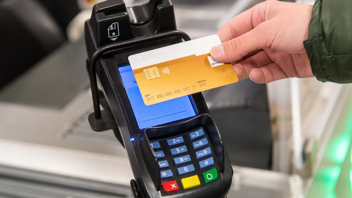 Pagar con tarjeta en un supermercado