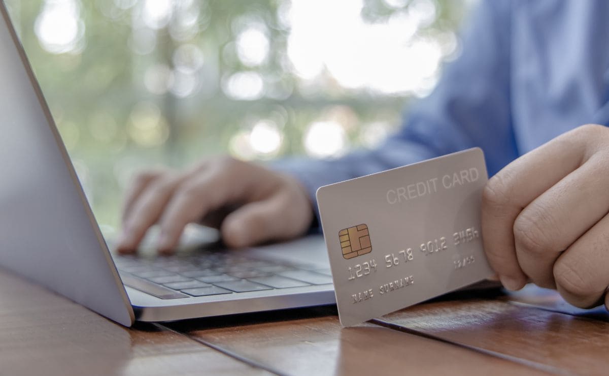 Advertencia de la OCU sobre tarjeta de crédito./ Foto de Canva
