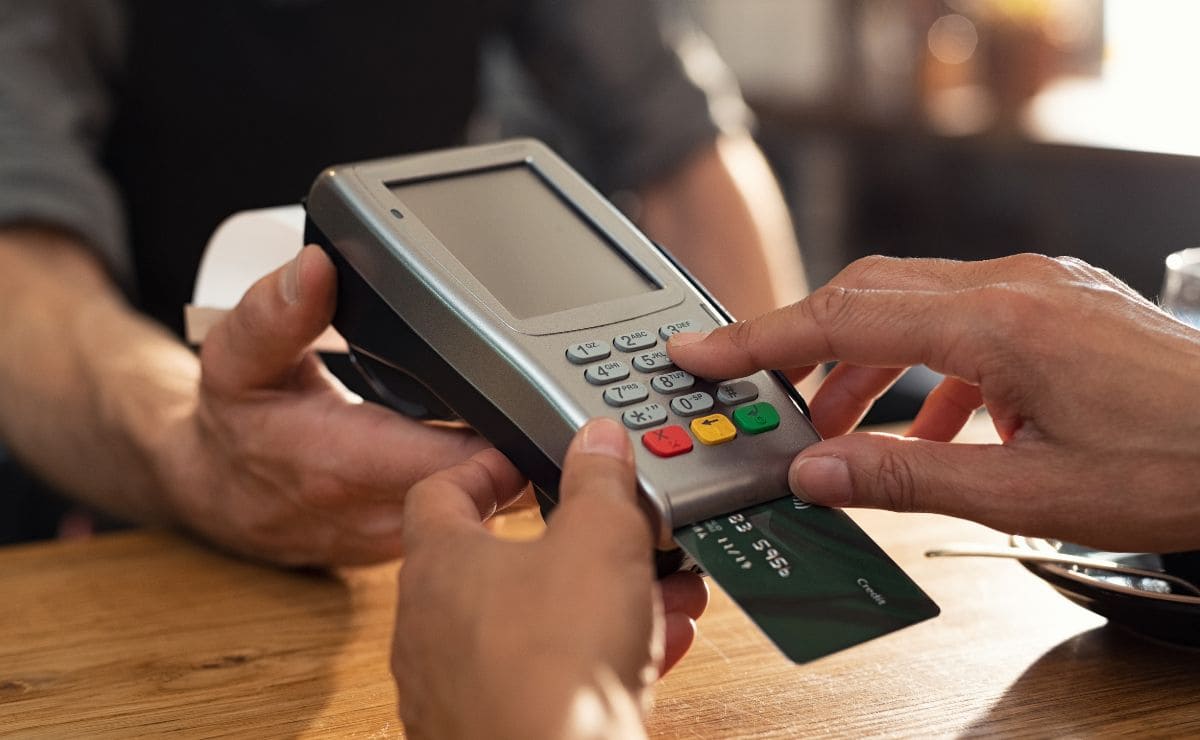 Uso fraudulento de una tarjeta de débito./ Foto de Canva