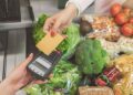 Pagar con tarjeta en un supermercado