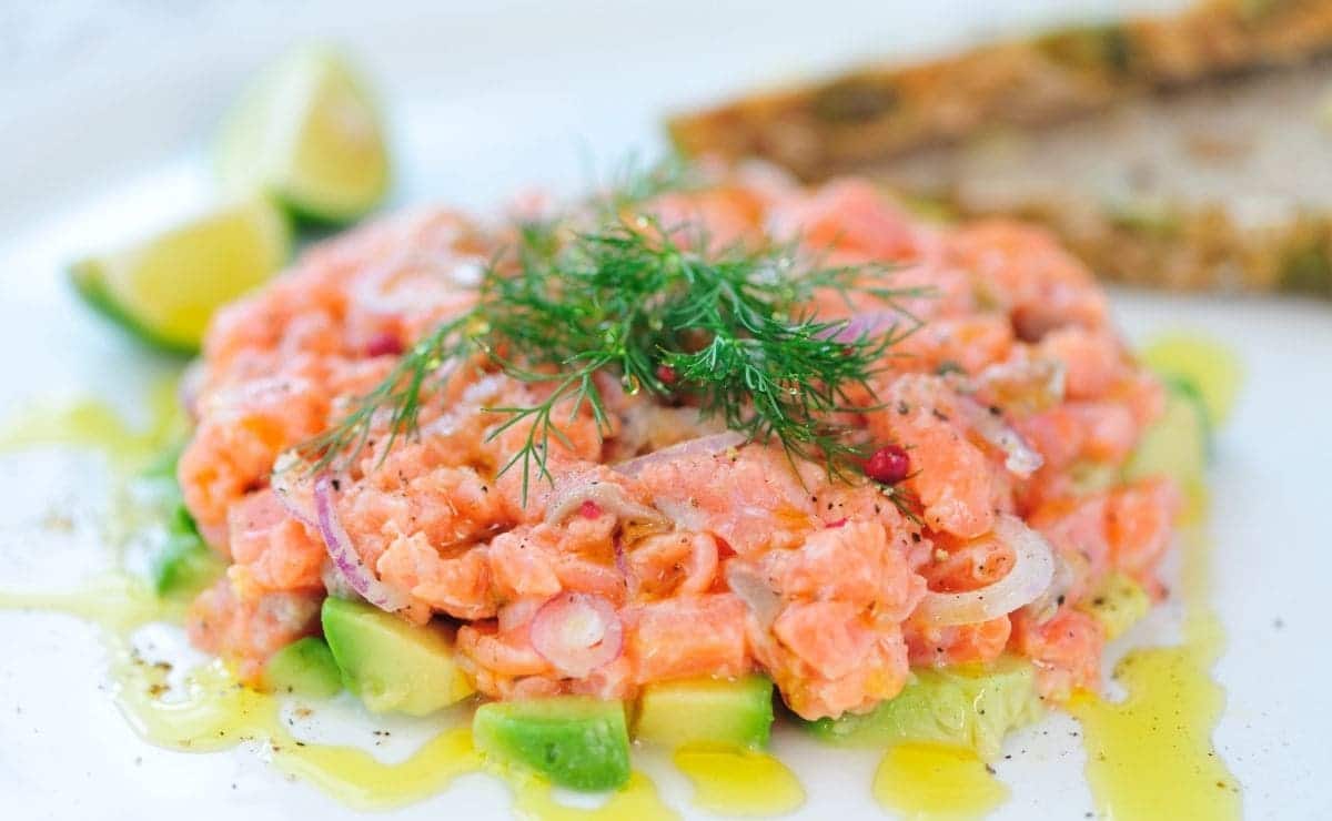 Tartar de salmón con aguacates vitamina D