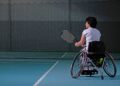 Tenista tenis en silla de ruedas